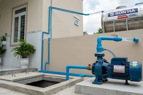 Giá máy bơm nước lên bồn là gì? Kiến thức nền tảng cho gia chủ