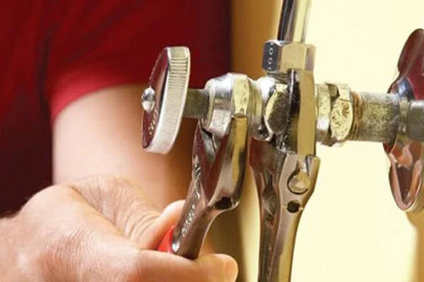 Cách sửa khóa nước bị rò rỉ