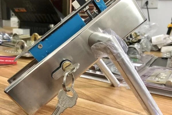 Khoá Gạt Inox