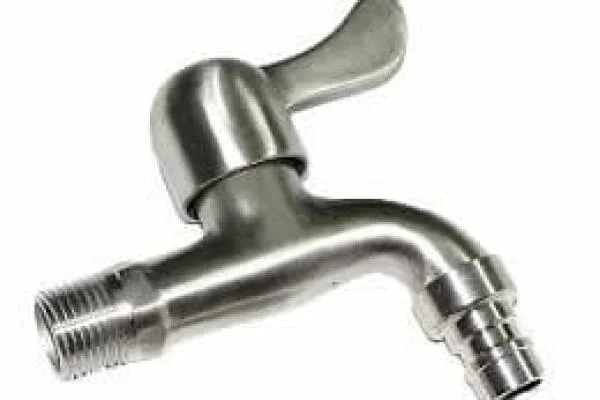 Van nước bị gãy