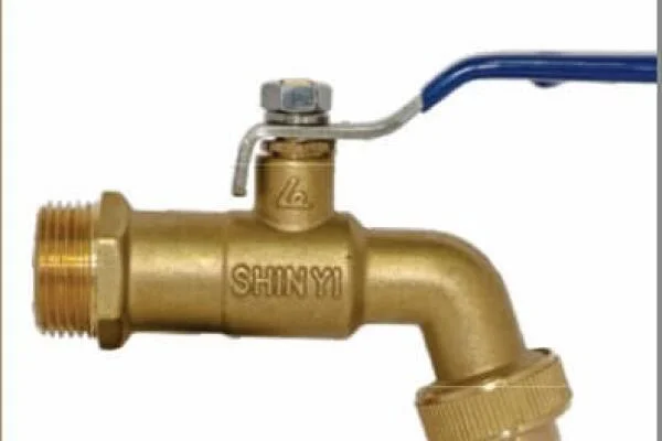 Van nước tưới cây